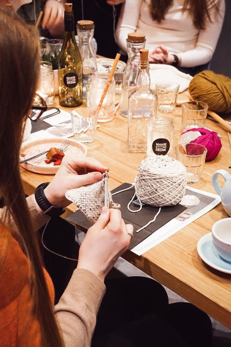Une personne qui est en train de faire du crochet / tricot